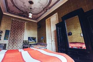 Гостевой дом Vintage Room 1905 Тбилиси Семейный номер с балконом-5